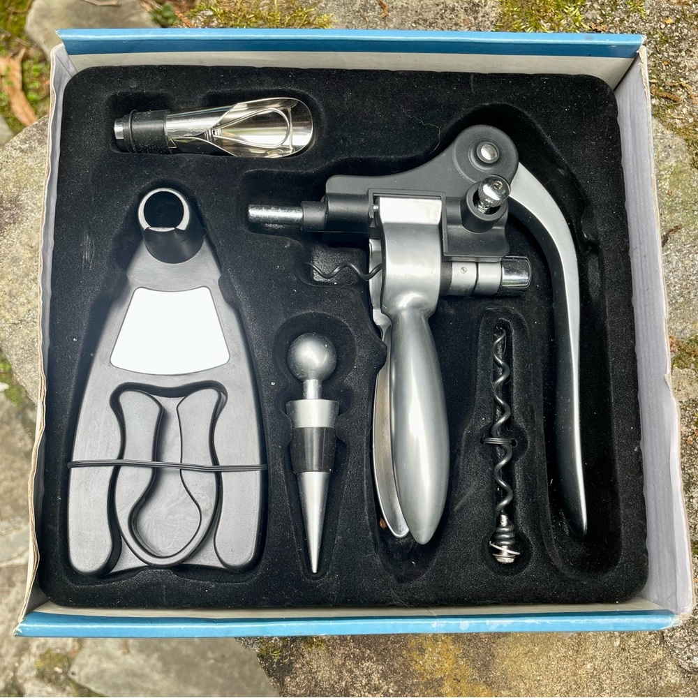 NWOT 6 Piece Easy Corkscrew Set